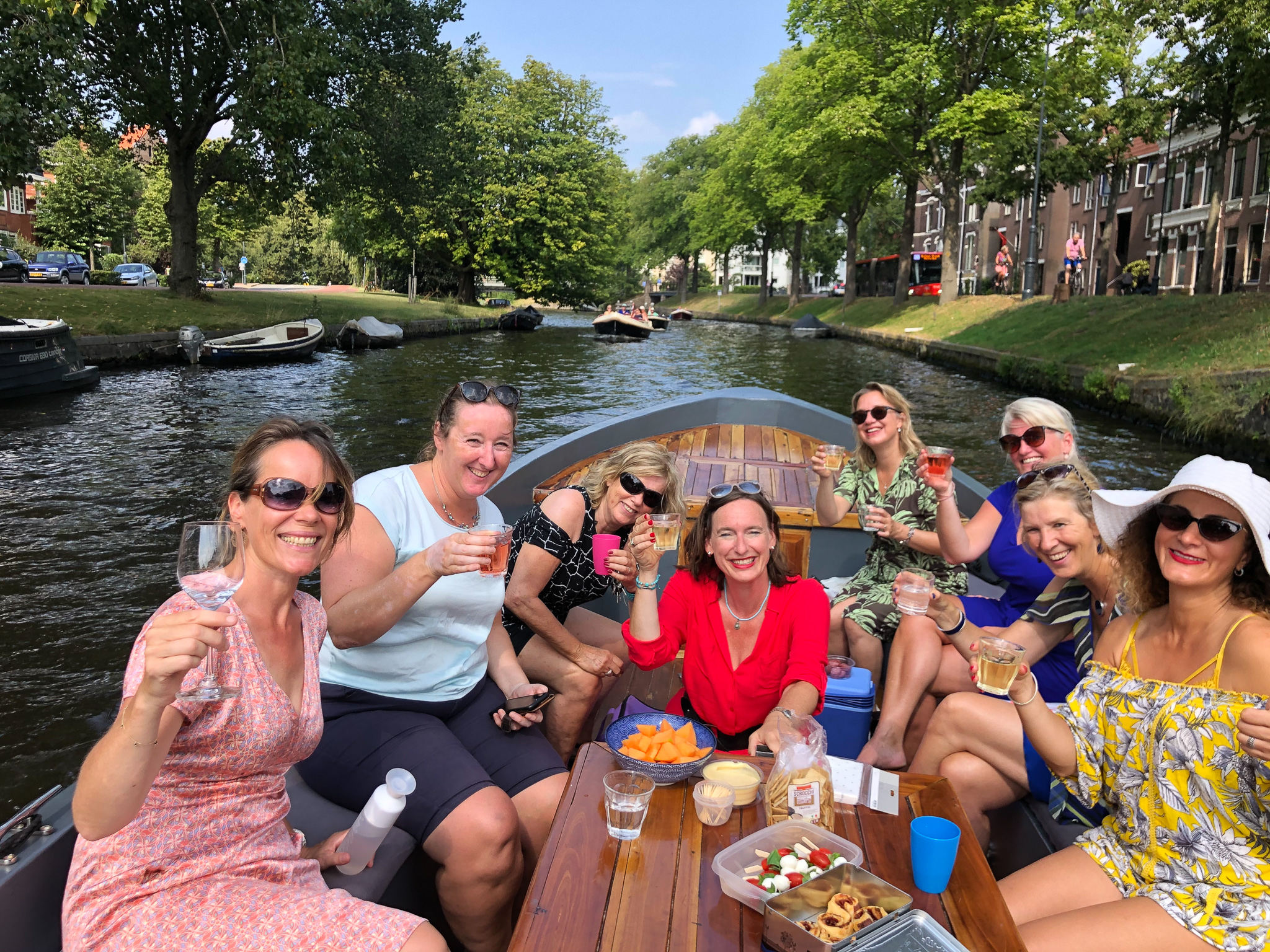 Met gezellig gezelschap op de sloep